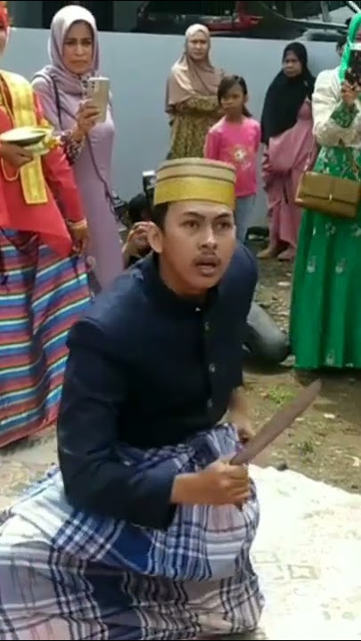TRADISI ANGNGARU TUSUK BADAN DENGAN BADIK