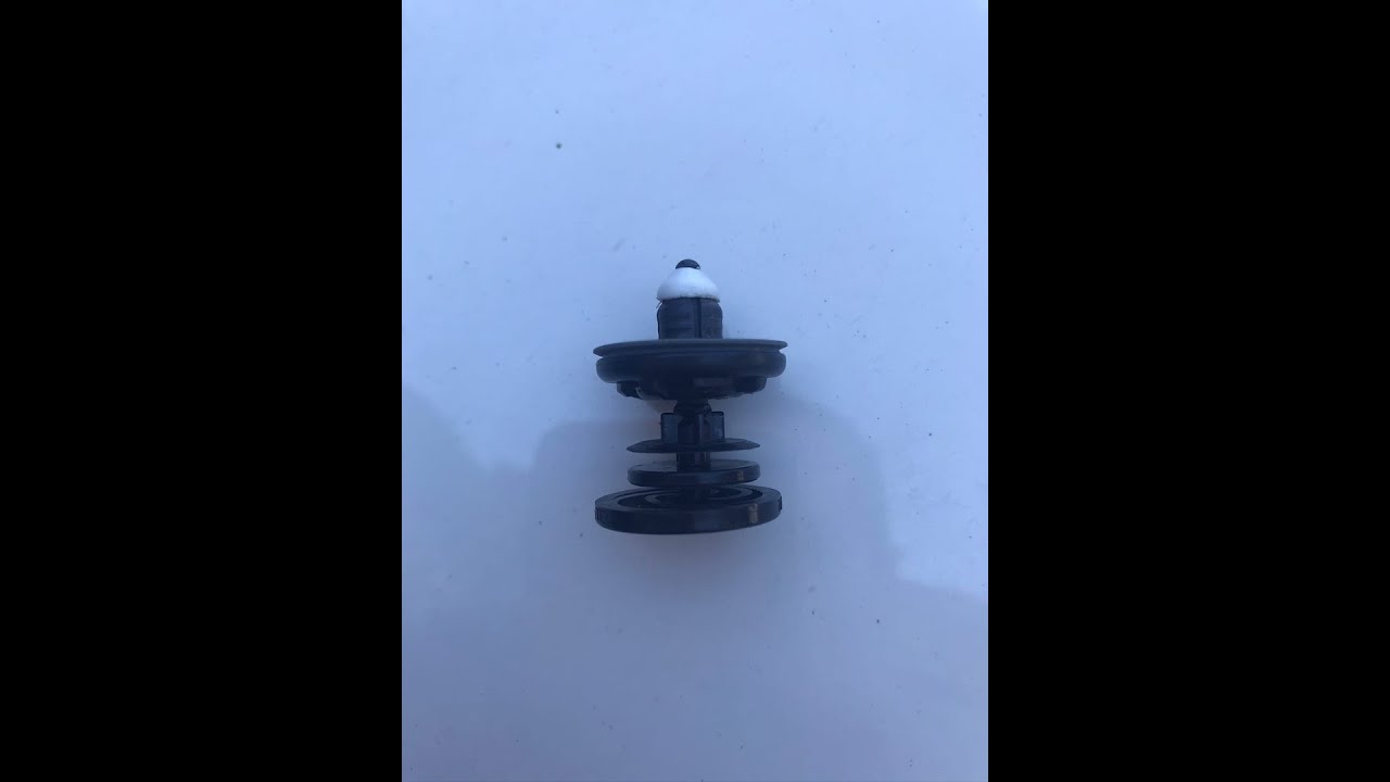 Как отщёлкнуть (взвести) клипсу дверной карты VW - YouTube