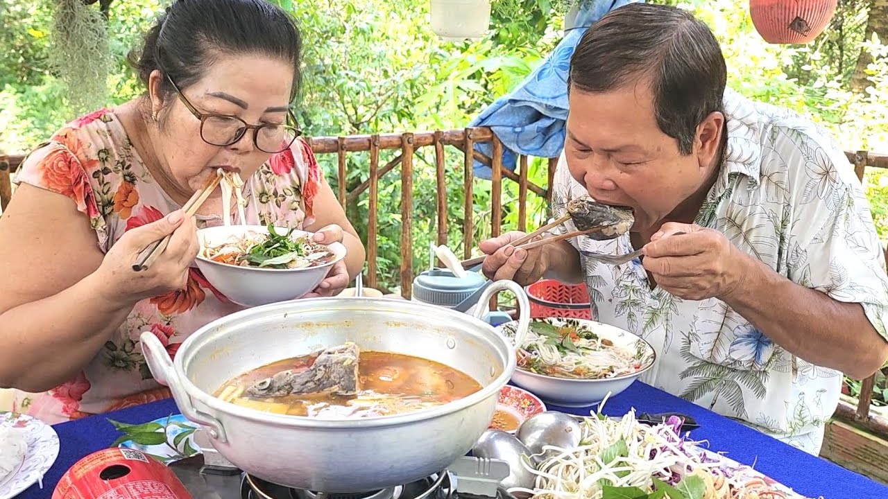 Thiệt Là Thơm với Nồi Lẩu Cá Ngừ Thêm Vài Ký Bún Thì Cả Nhà Đều No | BQCM & Family T1182