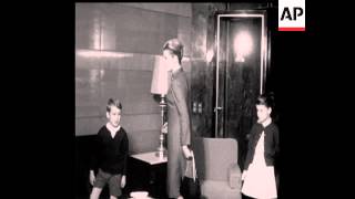 CAN168 PRINCE RAINER, PRINCESS GRACE AND CHILDREN POSE FOR PHOTOGRAPHERS IN LISBON