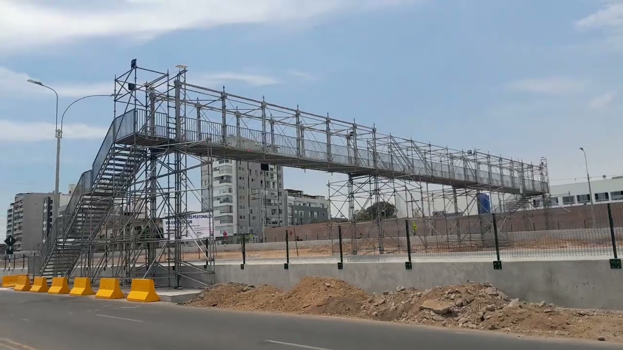 Seguimos en la VIA EXPRESA SUR. Avances de obras de los puentes peatonales provisionales en Surco.