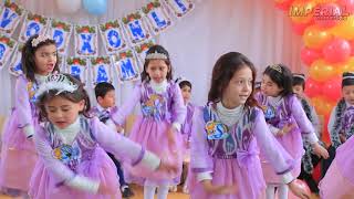 Ерлер арасындағы жалаңаш әйел суреті