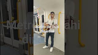 Metro Da Ilahi Söyleyen Genç
