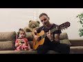 Маленькая дочурка поёт с папой новую песню