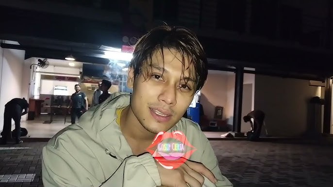 Onam homiladorlik testini tekshiring Ayolning eshagiga tep