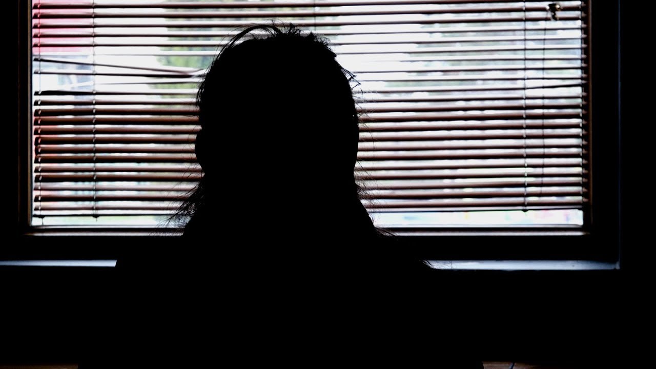 Rrëfen nëna që u dhunua në luftë bashkë me dy vajzat