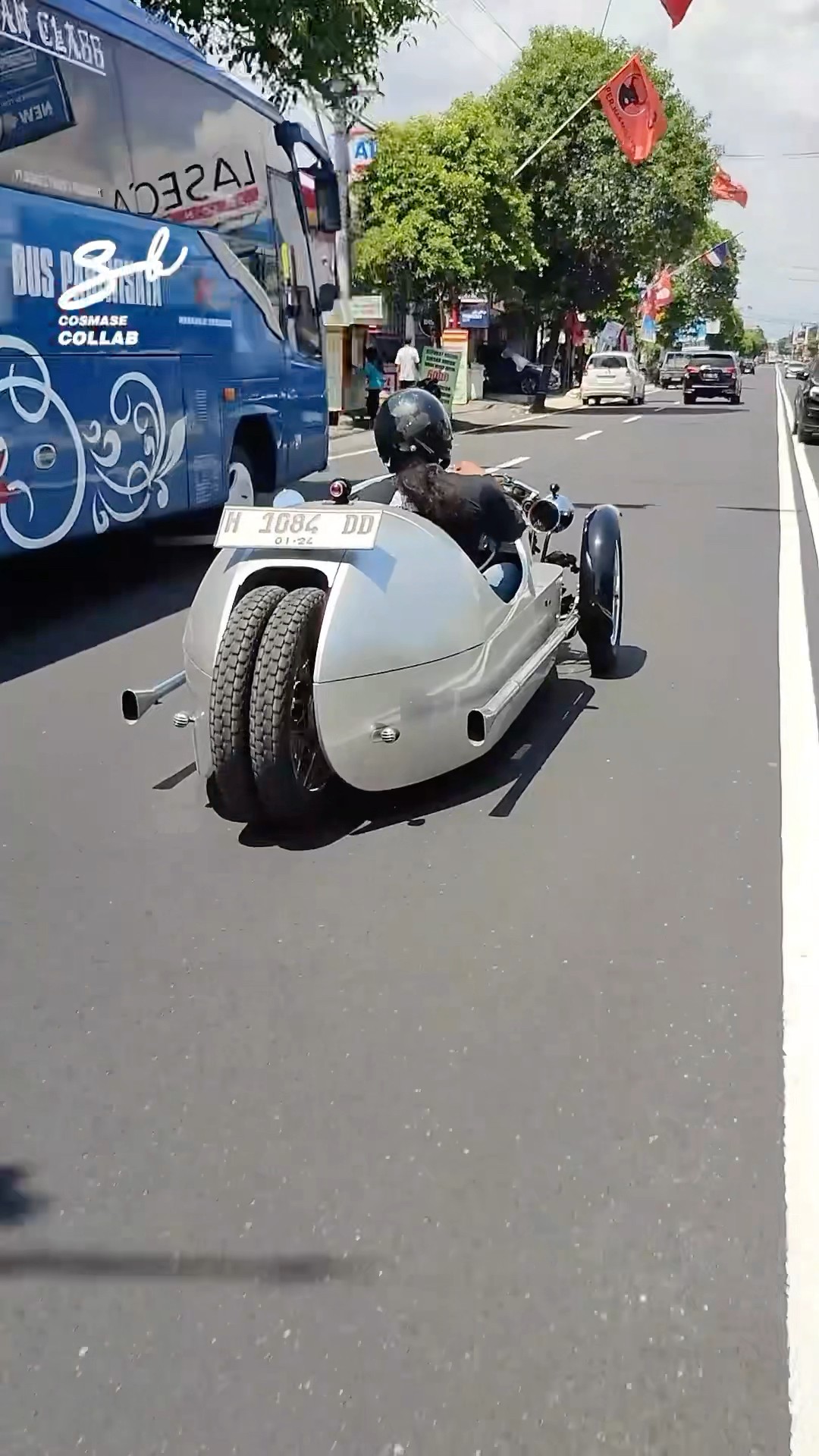 I can’t tell if this is a car or a bike… ? #car #bike #wheels
