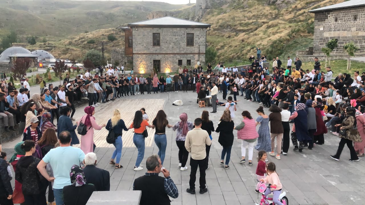 En kalabalık halaylar