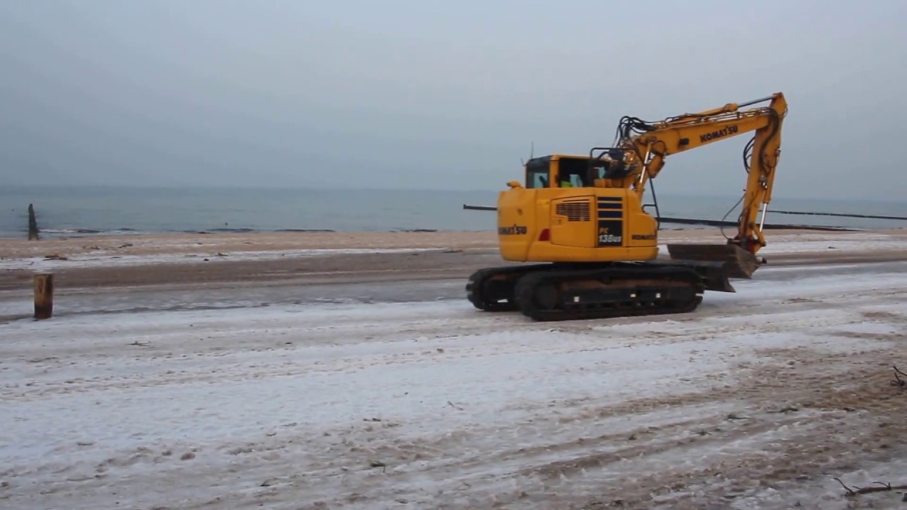 Usedom am Strand bewegt sich was. Aufräumen nach Sturmtief Axel an der Ostsee .