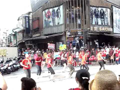 TVXQ/DBSK dance flashmob from Taiwanese Cassiopeia in Kaohsiung