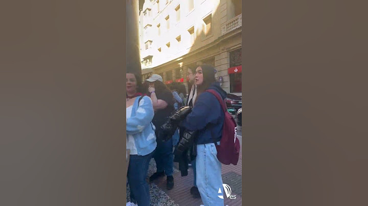 Muchos cachirulos e incluso personas vestidas de baturra hacen fila para el concierto de Juanjo Bona