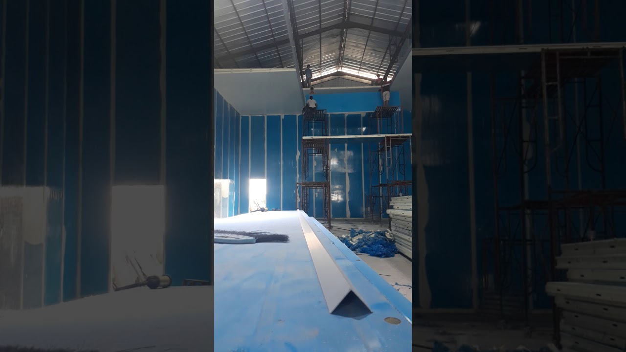 Proses pemasangan atap panel ruangan pendingin