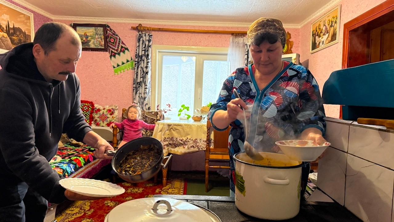Real Carpathian Village Life 🏔️ Grandma Cooks Bean Borscht & Grandpa Repairs the House