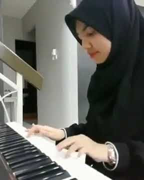 Story WA wanita imut-main piano