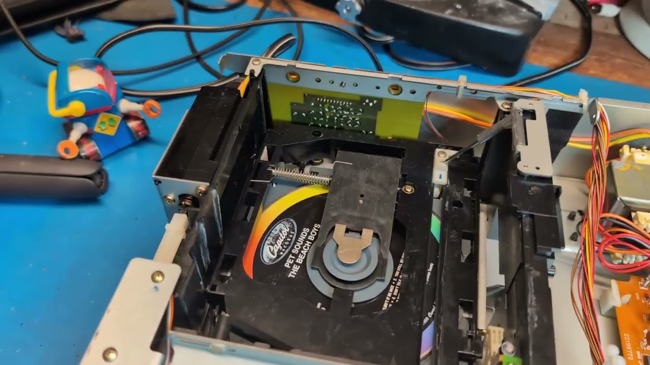 Repairing a Yamaha CDC-500 Six-Plus-One CD Player - YouTube