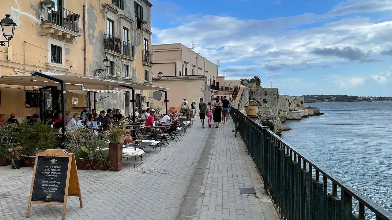 Visiting the Seaside Italian City of Siracusa and the Island of Ortigia in Sicily!