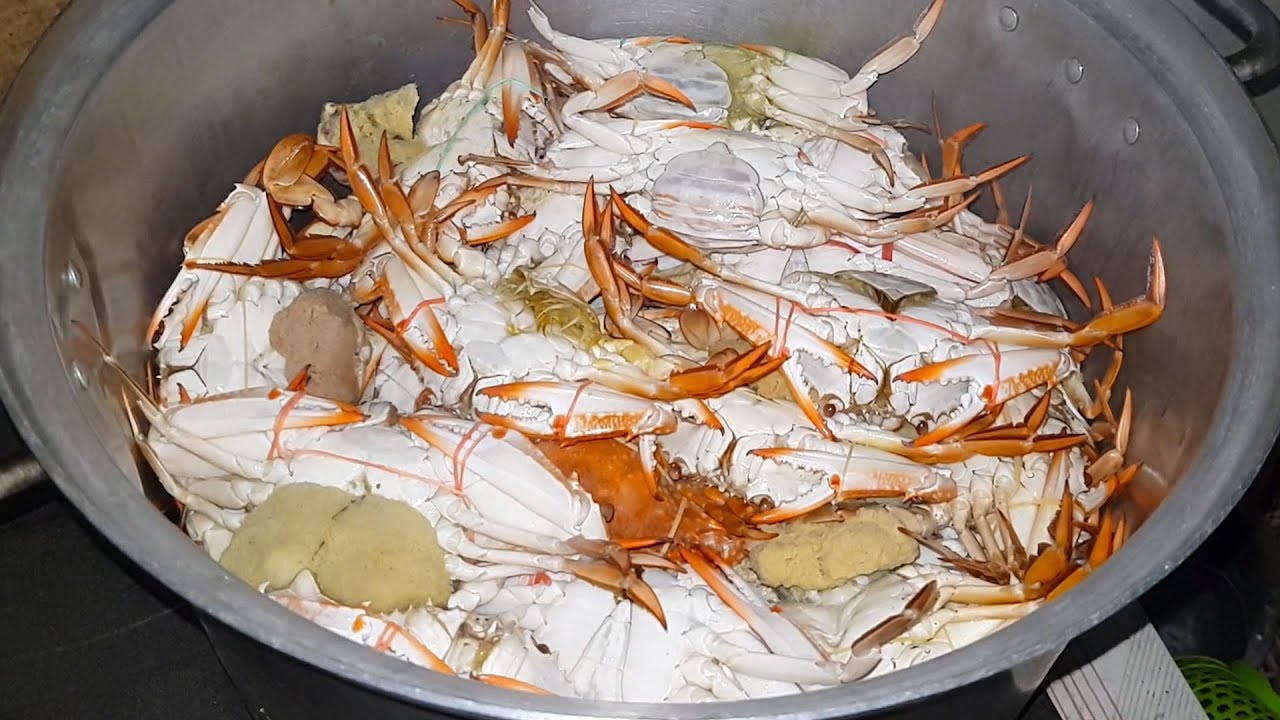 Eating Blue Crabs - YouTube