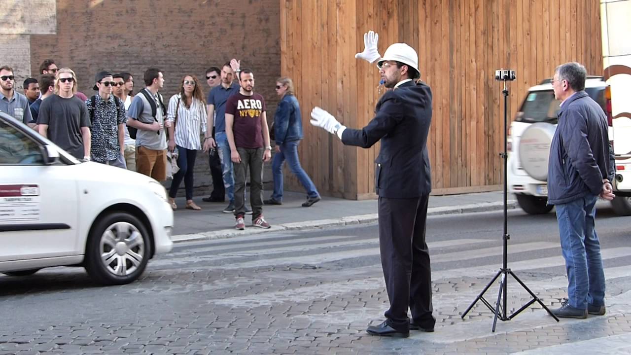 Roma: il vigile direttore d'orchestra mancato