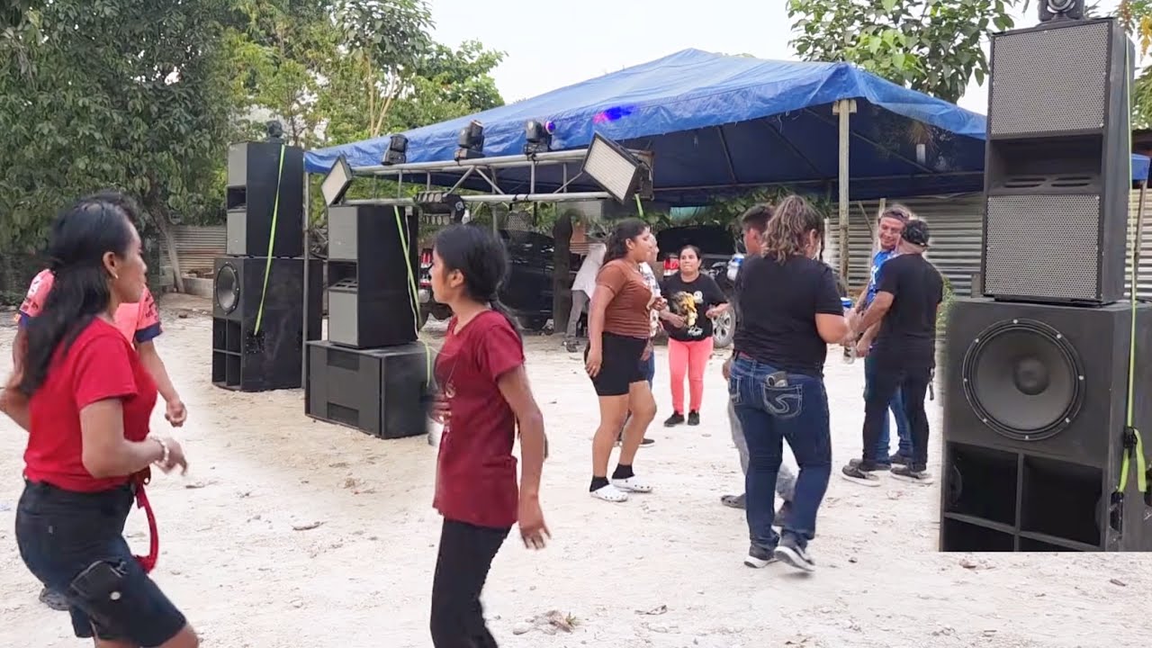 arranca el gran baile: NORA bien borracha agarra a TUA y lo soca enfrete de todos😱