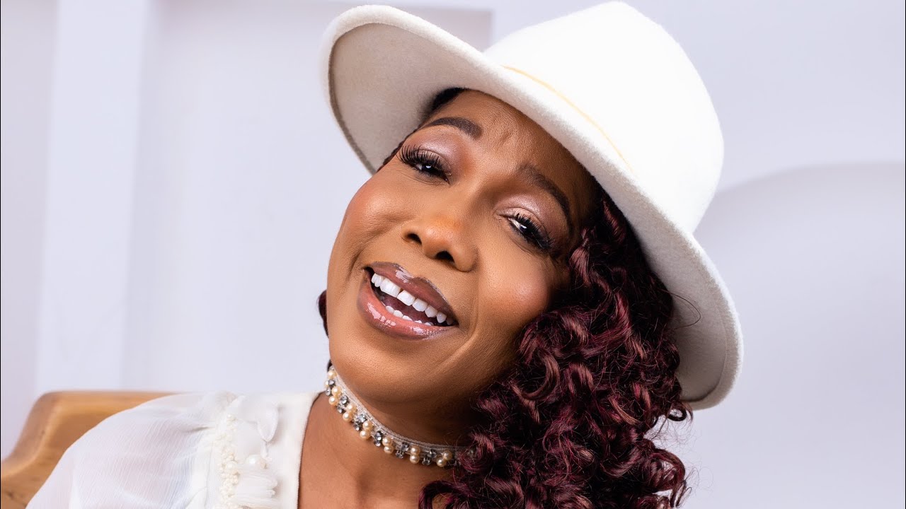 Mira Breath of Glory - Kenny Saint Brown ft Mike Aremu & Adedoyin Sowemimo! Official Music Video en YouTube Mira Breath of Glory - Kenny Saint Brown ft Mike Aremu & Adedoyin Sowemimo! Official Music Video en YouTube