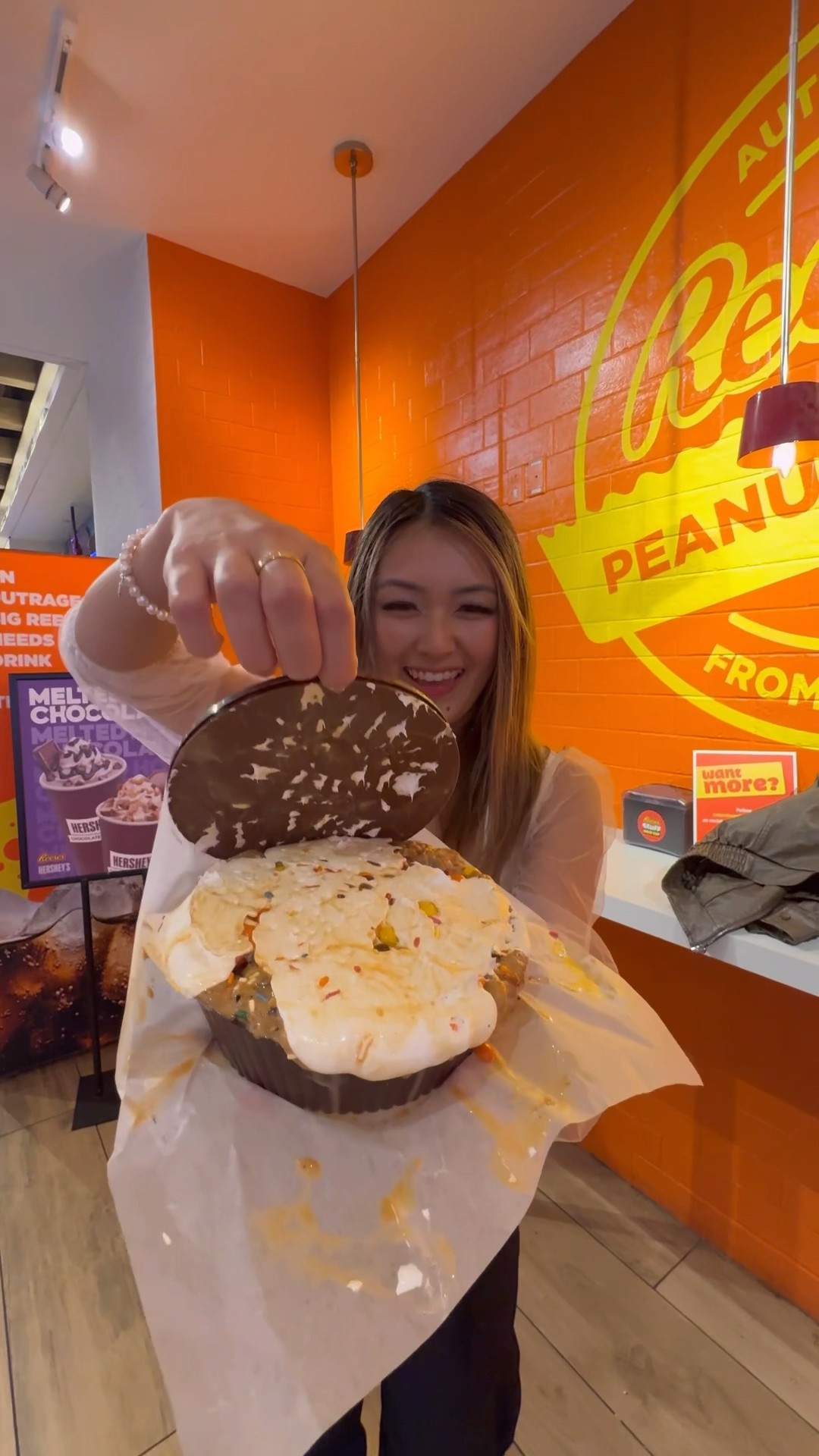 Giant Reese's Cup in Hersheys World in NYC - YouTube