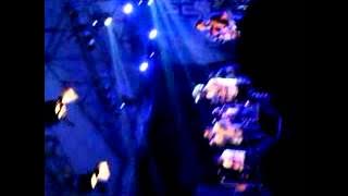 seorang kesurupan saat acara konser musik