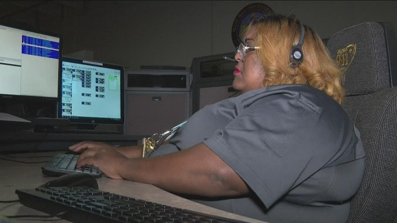 Mom working at 911 call center saves her own daughter - YouTube