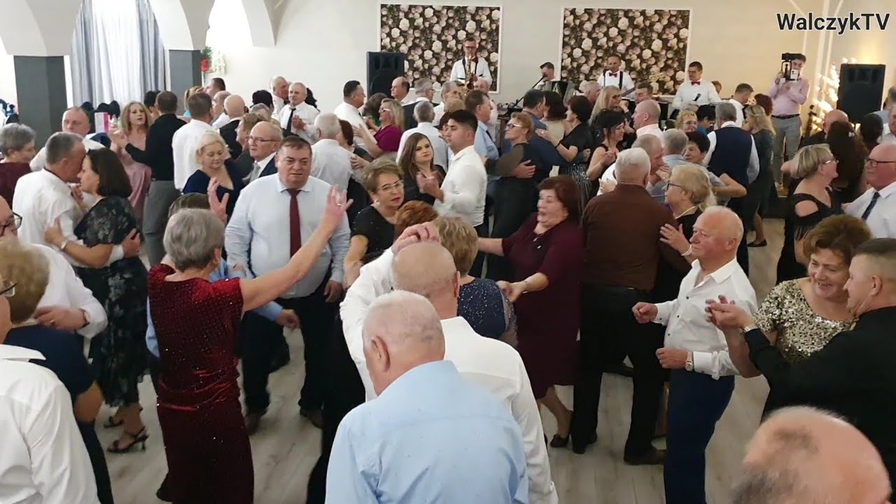 ZABAWA SYLWESTROWA 2025/26  a na parkiecie przesympatyczna uwielbiana przez swoich fanów  Weronika