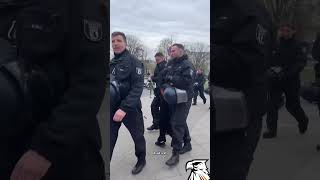 Polizist platzt der Kragen: Respektschelle für linke Demonstrantin