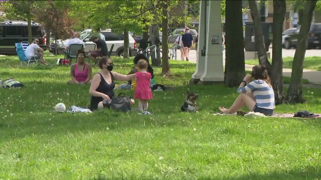 Memorial Day weekend draws crowds and triggers warnings - YouTube