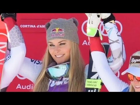 Lindsey Vonn powers to victory in World Cup super-G race