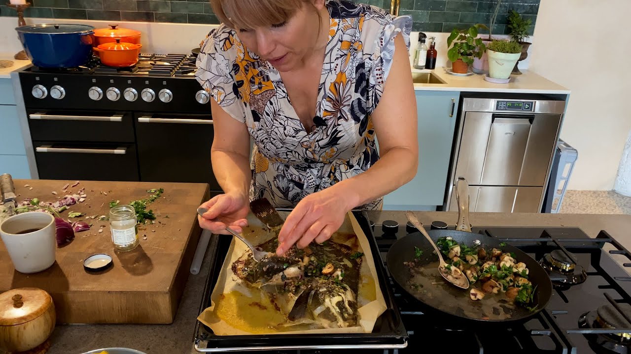 Ugnstekt rödspätta med skogschampinjoner och kapris