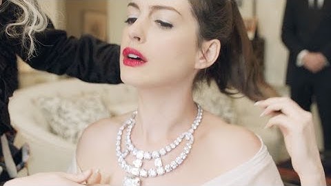 Highly intelligent woman steals valuable diamond necklace