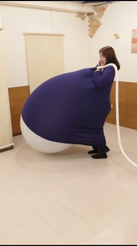 巨大風船割りにチャレンジ 服の中に巨大風船を入れて割ってみます。(しおんがチャレンジ)Trying to Pop a Huge Balloon Inside My Clothes