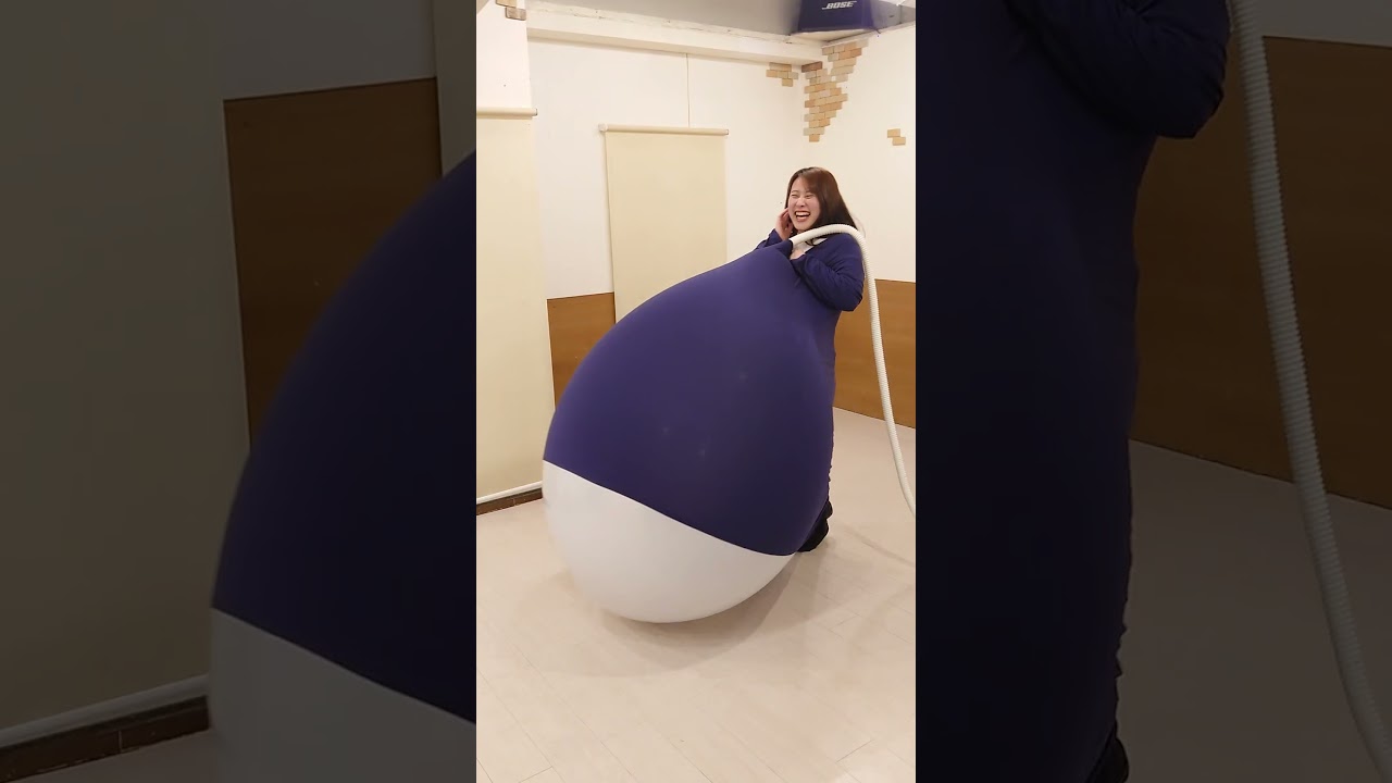巨大風船割りにチャレンジ 服の中に巨大風船を入れて割ってみます。(しおんがチャレンジ)Trying to Pop a Huge Balloon Inside My Clothes