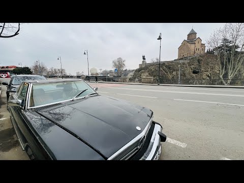 Тбилиси. Абанотубани. «Mercedes-Benz 380 SL». Классика немецкого автопрома в центре города.