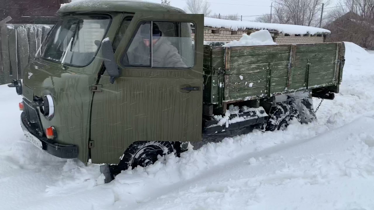 Нива буксует в снегу Нива буксует в снегу