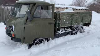 УАЗ 3303 буксует в снегу