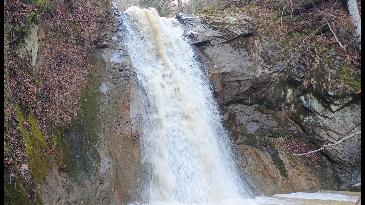 Cascada Pruncea si barajul Siriu sunt două locuri spectaculoase din Munții Buzăului #waterfall #lake