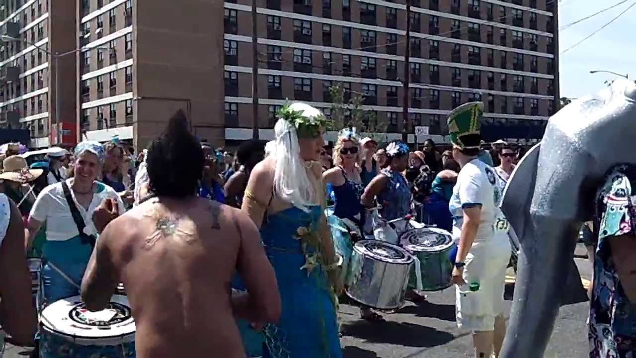 Mermaid Parade~Coney Island~2013~Book of Merman and Batala~NYCParadelife - YouTube