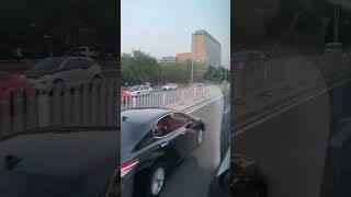 Какие машины на улицах Пекина? #shorts Лиса рулит
