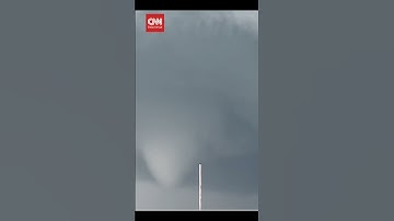 Angin Tornado Terekam Jelas Hantam AS