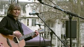 Video-Miniaturansicht von „Chrissie Hynde: I Shall Be Released + I'll Stand By You: Don't Extradite Julian Assange“