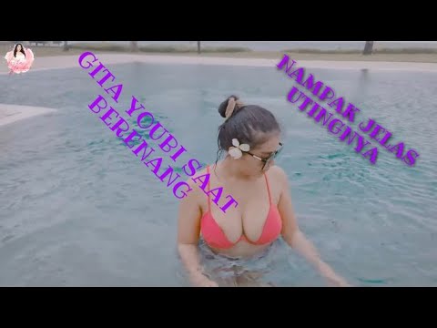 Gita youbi nampak jelas utingnya saat berenang di bali