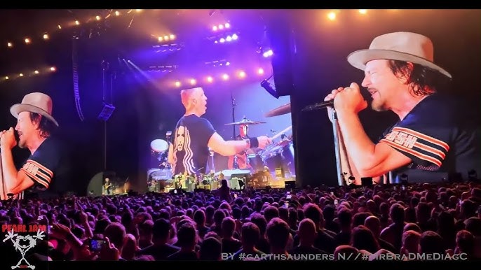 PEARL JAM LIVE /Gold Coast Australia!! Singing-- #alive Enjoy!