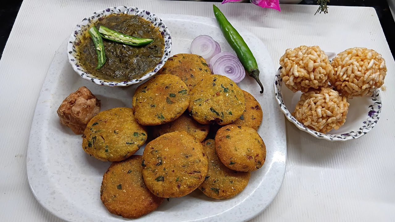 Live सरसों का साग और मक्के की टिकिया और मुरमुरा के लड्डू