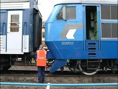 Отцепка локомотива от состава грузового поезда. Отцепки грузового вагона. Прицепка вагонов. Прицепка тепловоза к составу. Памятка локомотивной бригаде.