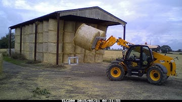 Stacking straw in the shed - Time lapse