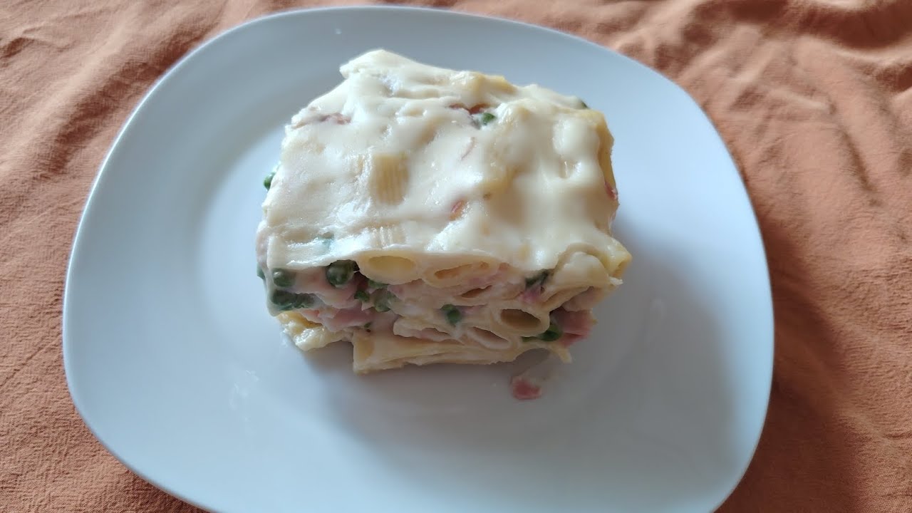 Pasta al forno in bianco con piselli e prosciutto 