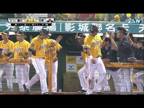 04/06 義大 vs 兄弟 二局下，王勝偉擊出中外野一壘安打有一分打點，蘇緯達拼本壘但被刺殺於壘前